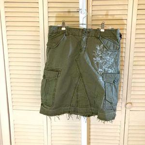EUC Gap Distressed Finish Cotton Skirt in Olive Green, Cargo Pockets, Size 6